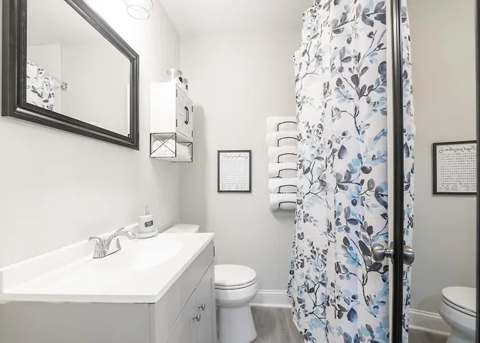 Sleeps 16 - 2 Kitchens * Winston-Salem