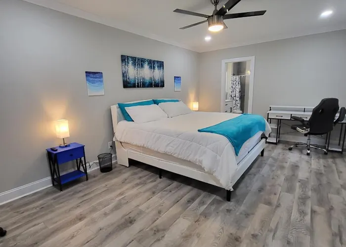 Sleeps 16 - 2 Kitchens *