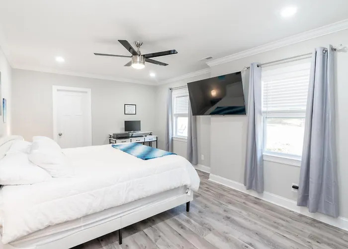 Sleeps 16 - 2 Kitchens * Winston-Salem
