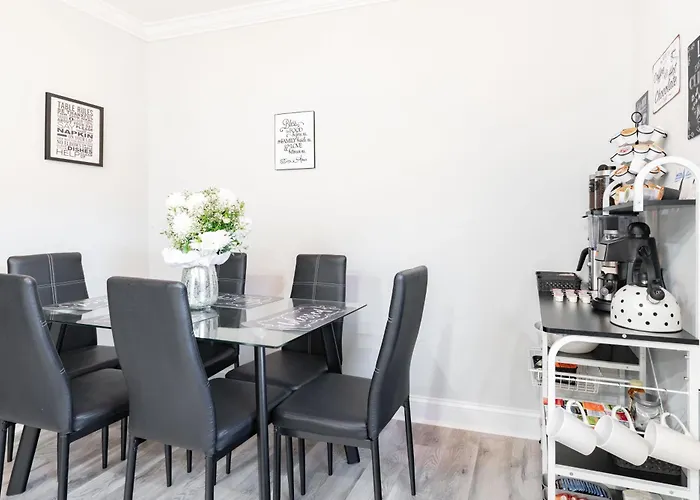 Holiday home Sleeps 16 - 2 Kitchens *