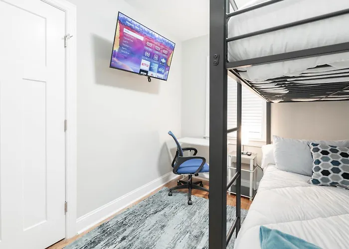 Sleeps 16 - 2 Kitchens Holiday home Winston-Salem