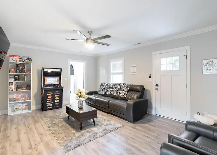 Sleeps 16 - 2 Kitchens * Winston-Salem