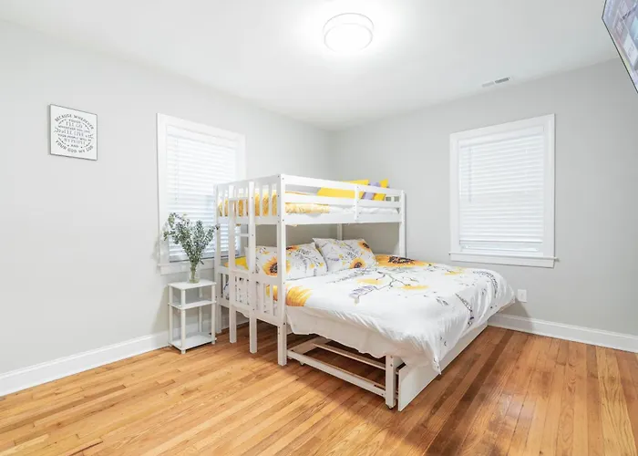 Sleeps 16 - 2 Kitchens * Winston-Salem