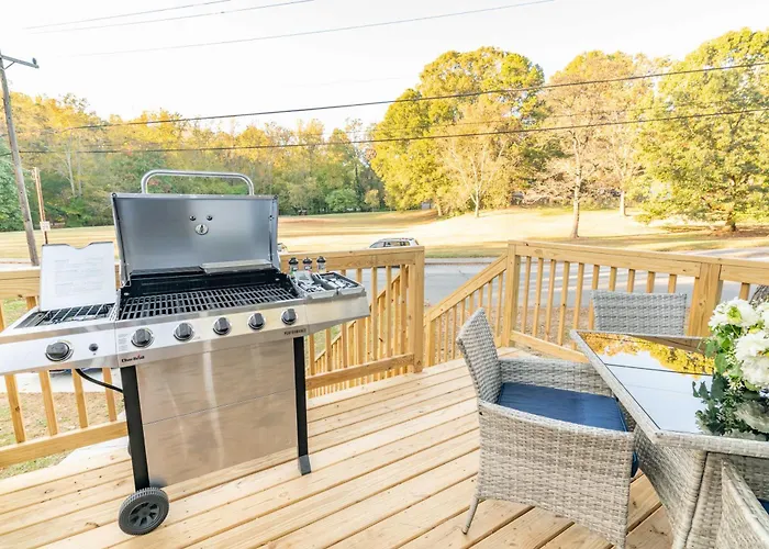 Sleeps 16 - 2 Kitchens Holiday home Winston-Salem