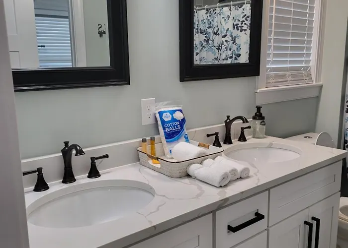 Sleeps 16 - 2 Kitchens Winston-Salem