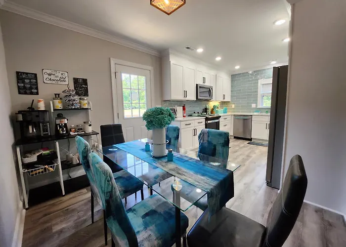 Sleeps 16 - 2 Kitchens * Winston-Salem