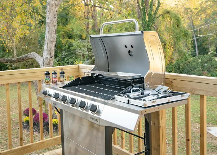 Sleeps 16 - 2 Kitchens Holiday home Winston-Salem