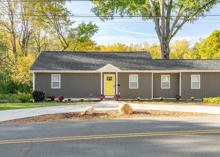 Sleeps 16 - 2 Kitchens Winston-Salem