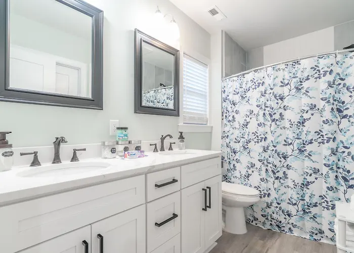 Sleeps 16 - 2 Kitchens Winston-Salem
