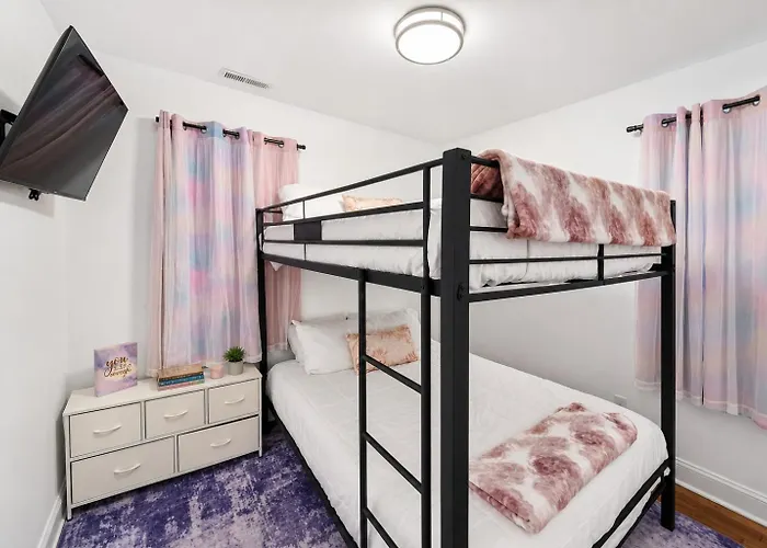 Sleeps 16 - 2 Kitchens Holiday home
